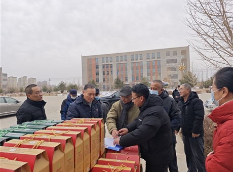 感恩職工奉獻(xiàn) 節(jié)前溫暖回饋│學(xué)校開展了退休人員春節(jié)前福利發(fā)放活動